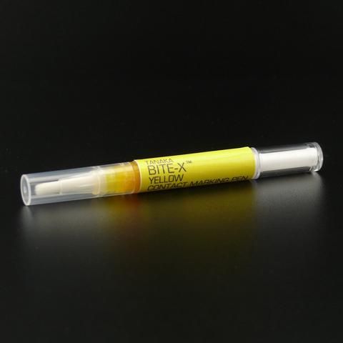 BITE™-X-Stift in gelber Farbe auf schwarzem Hintergrund.