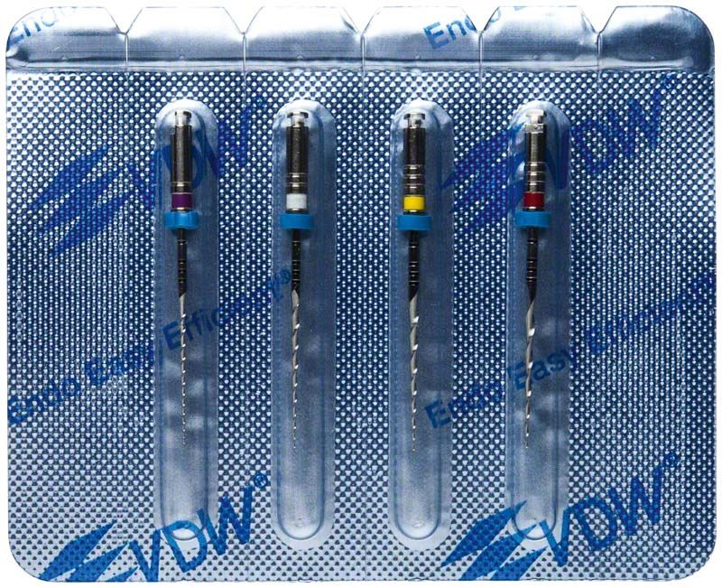 Blisterpackung mit vier Mtwo® NiTi-Instrumenten für die Wurzelkanalaufbereitung.