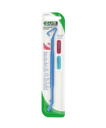 Blauer GUM® PROXABRUSH® CLASSIC Halter mit austauschbaren Interdentalbürsten in Verpackung.
