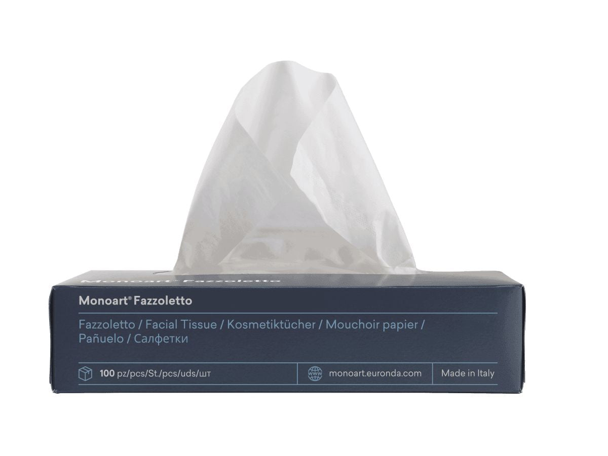 Monoart Kosmetiktücher in dunkelblauer Spenderbox mit entnommenem Tuch.