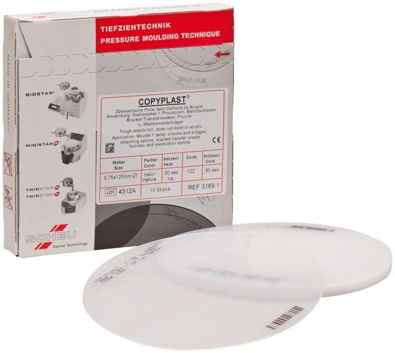 Verpackung der COPYPLAST® Tiefziehfolien mit zwei Folienstücken im Vordergrund.