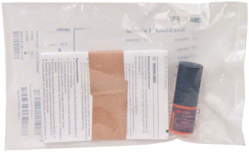 Scotchbond™ Universal Adhäsiv Flasche in transparenter Verpackung.