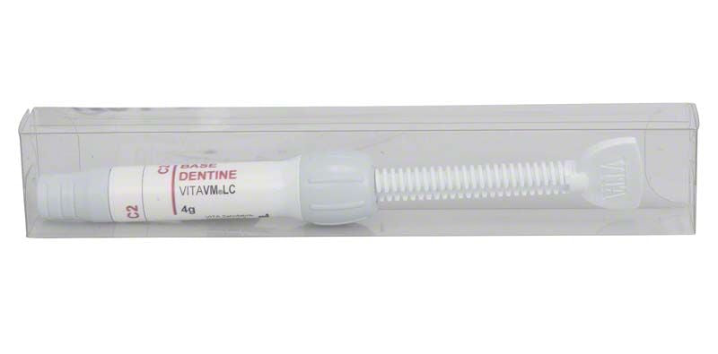 Weiße Spritze mit VITAVM®LC BASE DENTINE C2 in transparenter Verpackung.