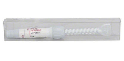 Weiße Spritze mit VITAVM®LC BASE DENTINE C2 in transparenter Verpackung.