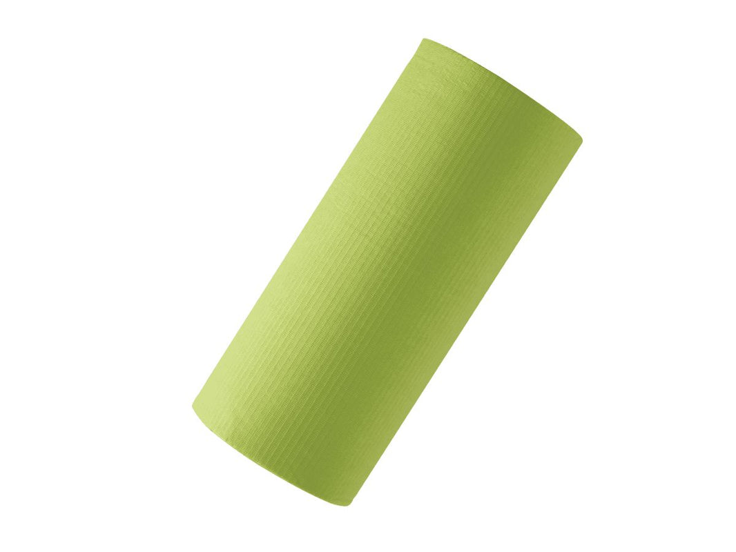 Grüner Monoart Patientenumhang aufgerollt, wasserfest und saugfähig.