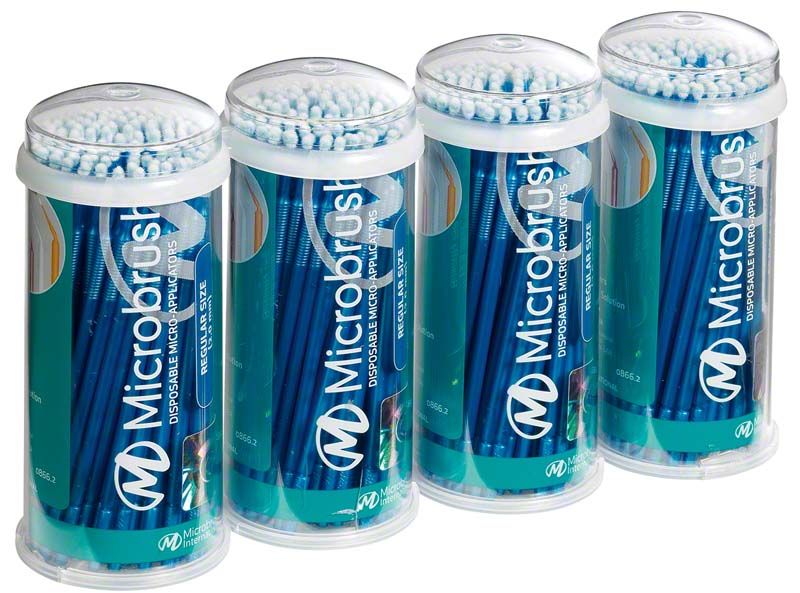 Blaue Microbrush Applikatoren in durchsichtigen Kunststoffröhren verpackt.