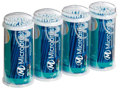 Blaue Microbrush Applikatoren in durchsichtigen Kunststoffröhren verpackt.