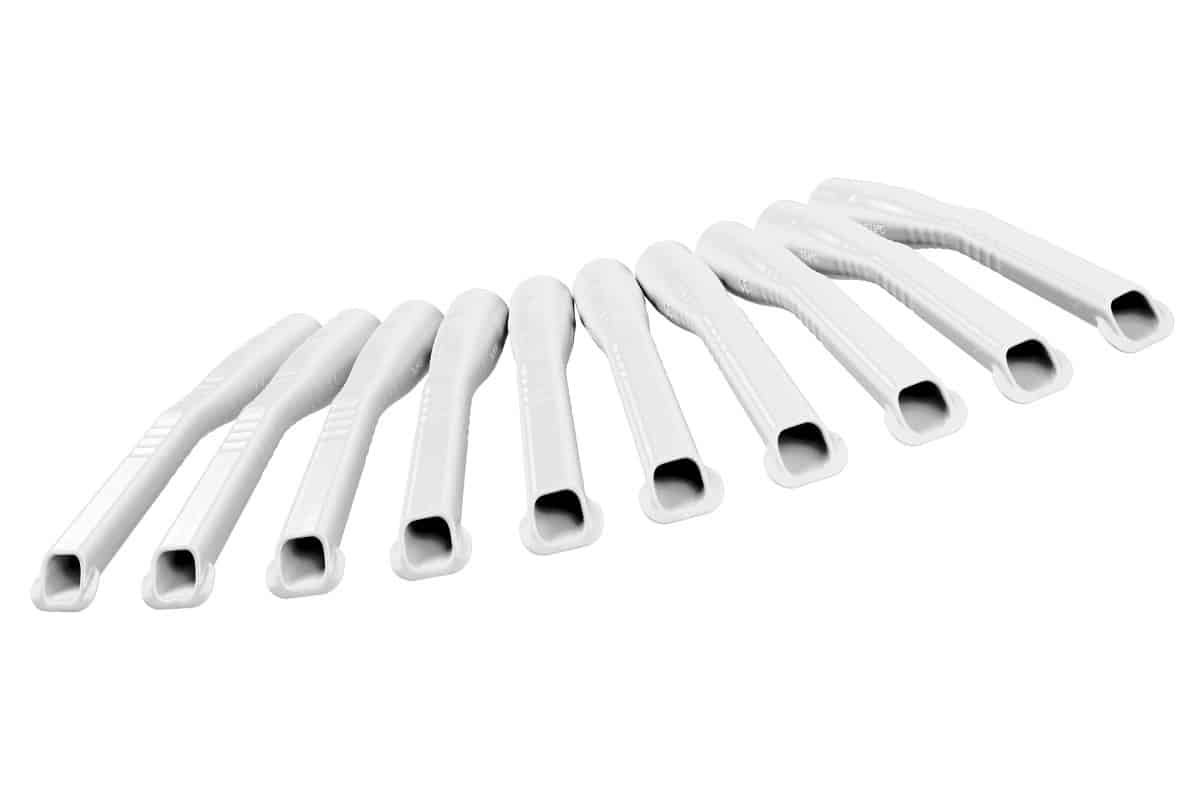 Zehn weiße Absaugkanülen KIDS aus Kunststoff mit ergonomischem Design.