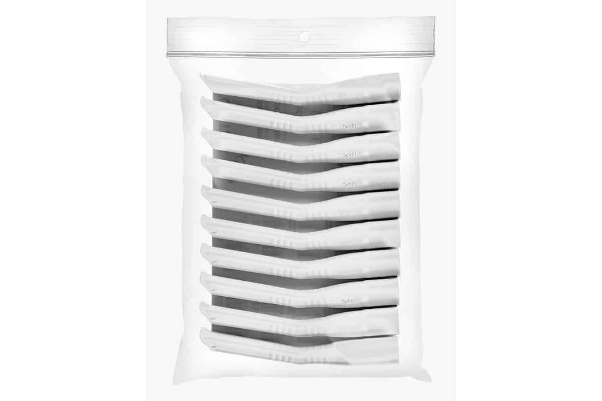 Versiegelte Verpackung mit zehn weißen Absaugkanülen KIDS aus Kunststoff.