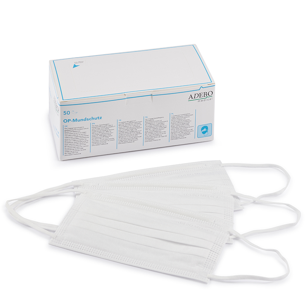 Weiße 3-lagige Mundschutzmasken neben Verpackung mit Produktdetails.