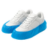 CPE-Schuhüberzieher in Blau auf weißen Turnschuhen.