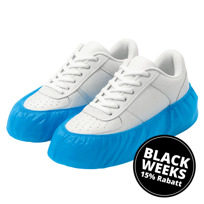 CPE-Schuhüberzieher in Blau auf weißen Turnschuhen.