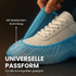 CPE-Schuhüberzieher in Blau mit elastischem Gummizug auf Sportschuh.