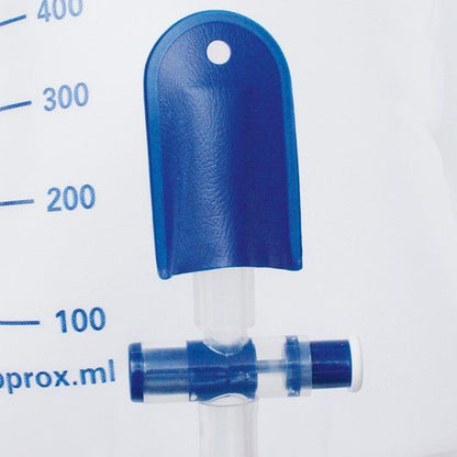 Detailansicht des Care Flow UB 750 Beinbeutels mit Skala und Stufenkonnektor.