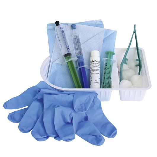 Katheterlegeset Comfort Plus mit blauen Handschuhen und medizinischen Utensilien.