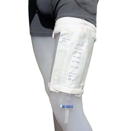 Beinbeutelhalterung mit Klettbändern am Oberschenkel befestigt.