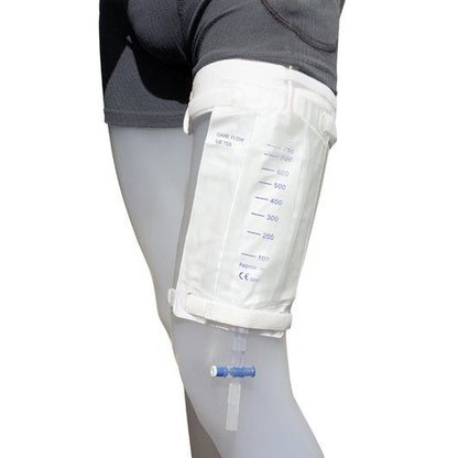 Beinbeutelhalterung mit Klettbändern am Oberschenkel befestigt.