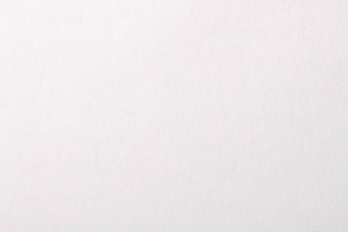 Weiße Nasskreppserviette in Nahaufnahme, zeigt die texturierte Oberfläche.