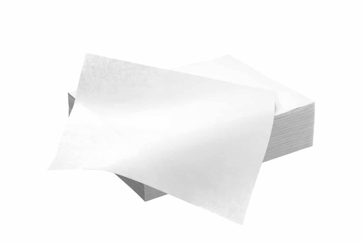 Weiße Nasskreppservietten aufeinander gestapelt, einzelne Serviette abgezogen.