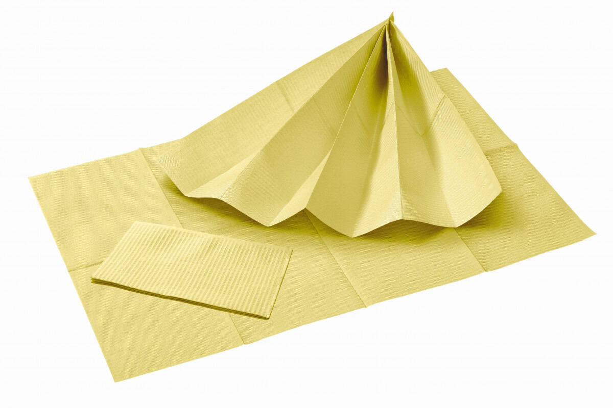 Gelbe 2-lagige Patientenservietten aus Zellstoff und PE-Folie, entfaltet.