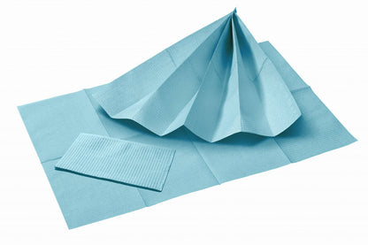 Hellblaue, 2-lagige Patientenservietten aus Zellstoff mit PE-Folie, entfaltet.