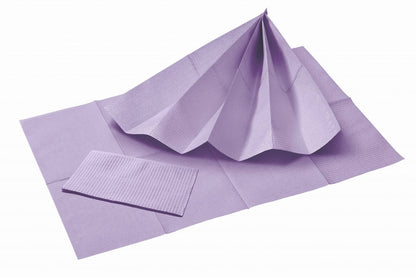 Lila Patientenserviette, 2-lagig, aus Zellstoff mit PE-Folie, entfaltet.