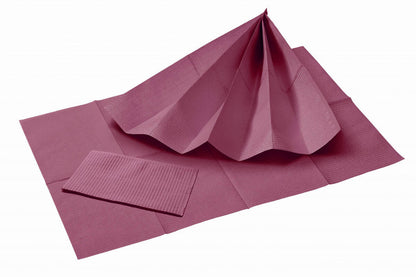 Weinrote Patientenservietten, 2-lagig, entfaltet und gefaltet, aus Zellstoff und PE-Folie.