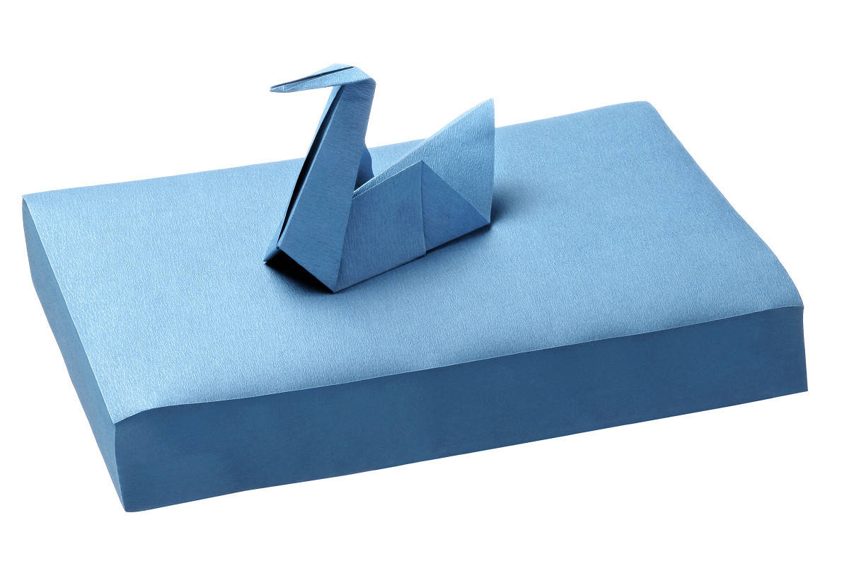 Blaues Norm Traypapier mit Origami-Schwan aus Zellstoff, 18 x 28 cm.