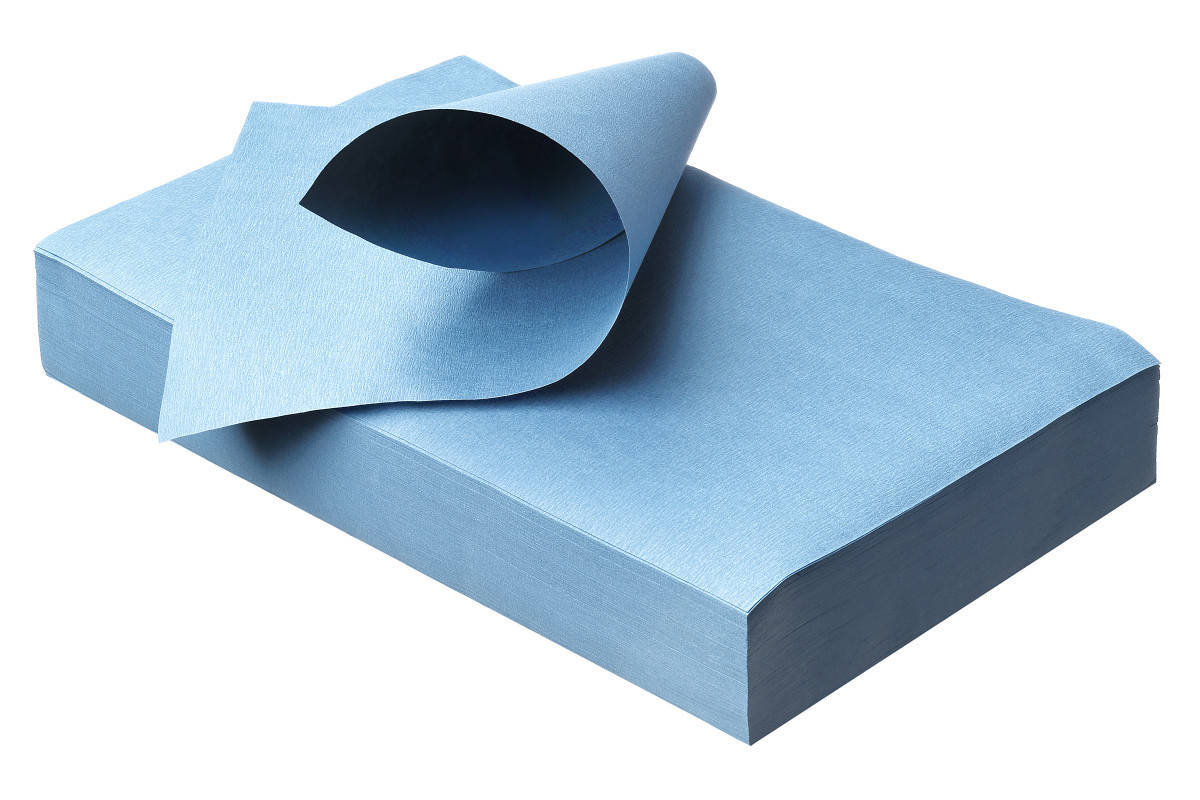 Blaues Norm Traypapier aus Zellstoff, gestapelt mit umgeschlagenem Blatt, 18 x 28 cm.