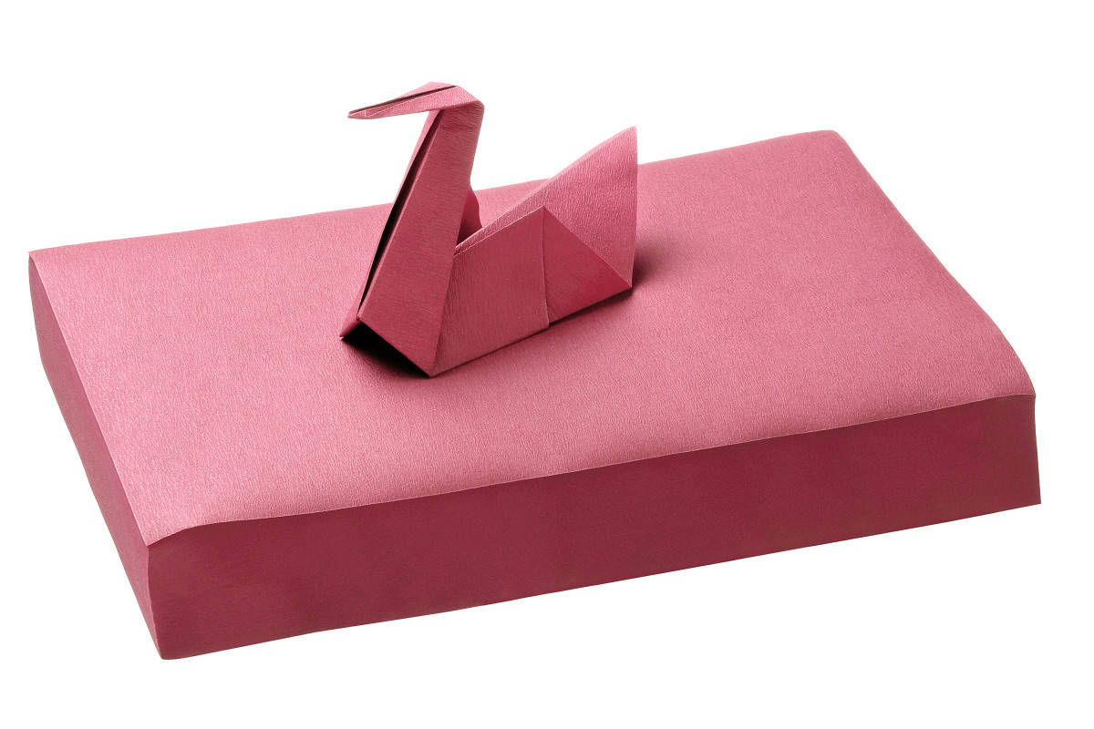 Rosa Norm Traypapier 18 x 28 cm mit Origami-Kranich darauf.