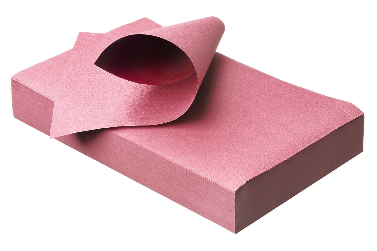 Rosa Zellstoff-Traypapier, gestapelt mit einem umgeschlagenen Blatt, 18 x 28 cm.