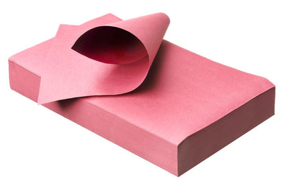 Rosa Zellstoff-Traypapier, gestapelt mit einem umgeschlagenen Blatt, 18 x 28 cm.