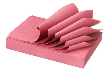 Rosa Norm Traypapier aus Zellstoff, gestapelt mit teilweise umgeschlagenen Blättern.