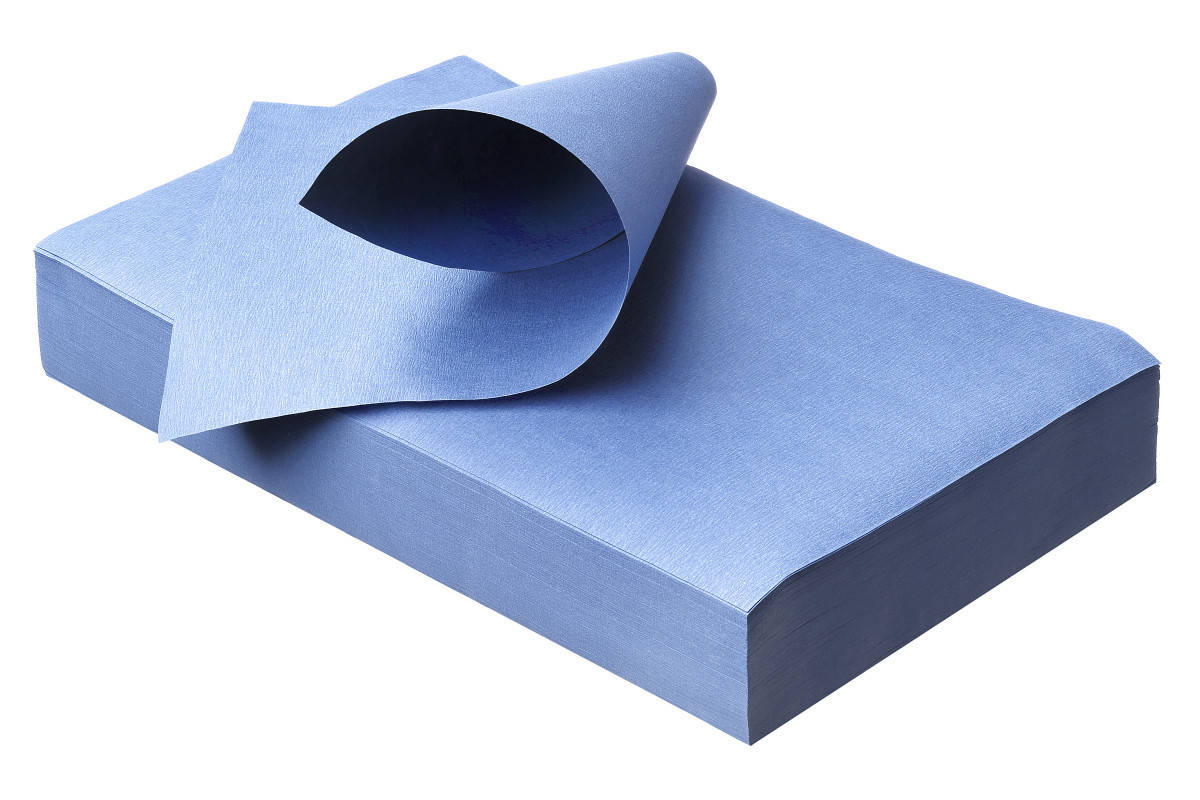 Blaues Norm Traypapier aus Zellstoff, gestapeltes Papier mit umgeschlagenem Blatt.