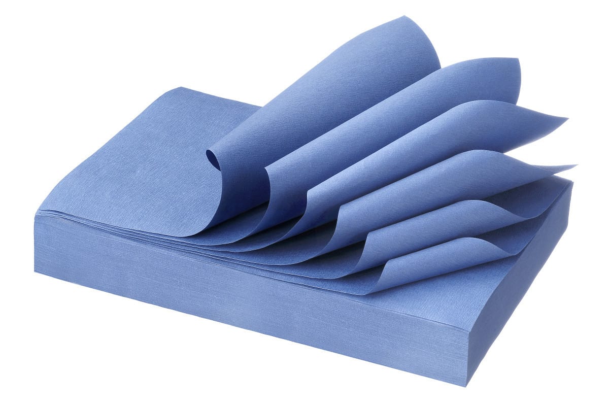 Blaues Norm Traypapier aus Zellstoff, gestapelt mit aufgefächerten Blättern, 18 x 28 cm.