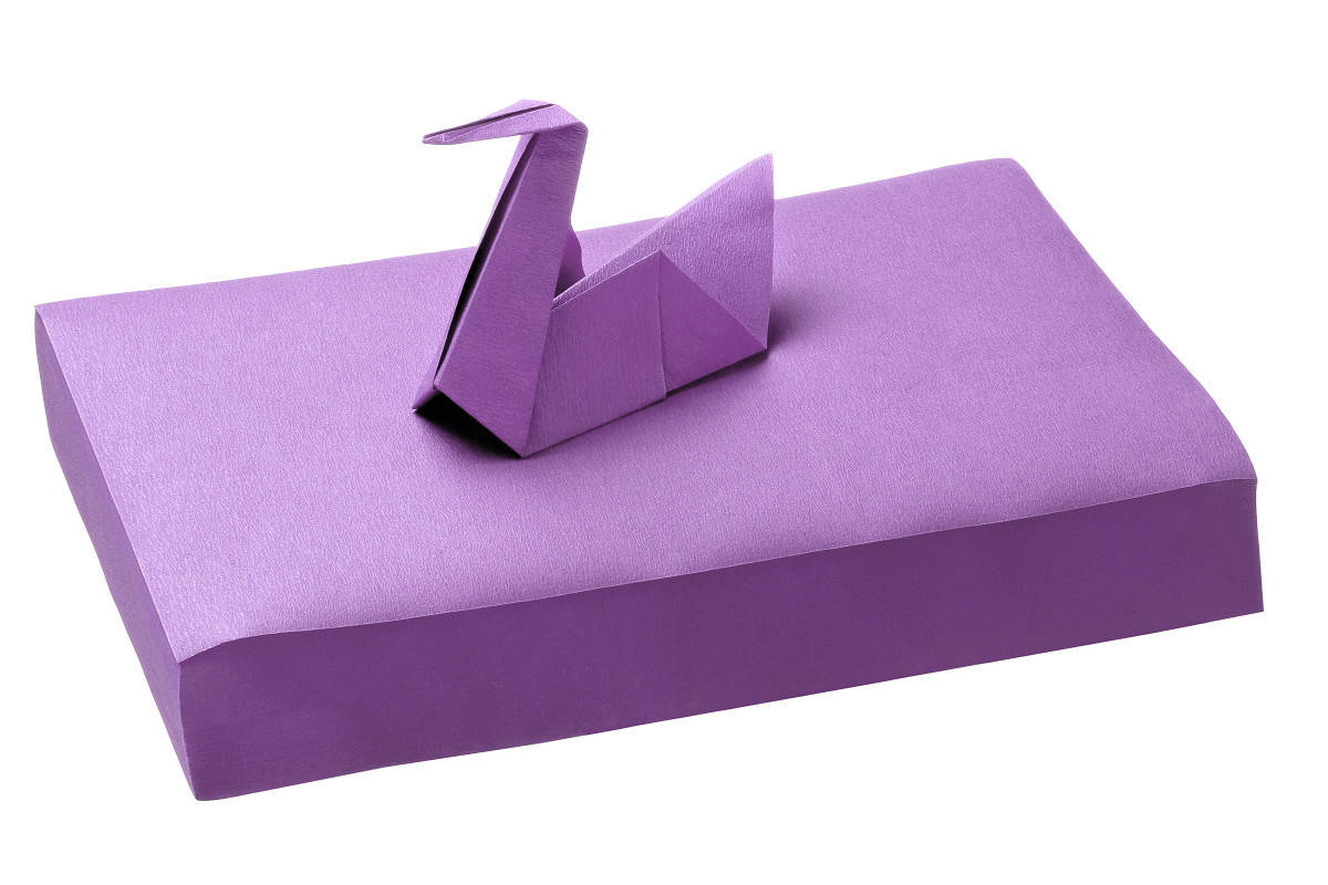 Lila Norm Traypapier 18 x 28 cm mit Origami-Schwan.