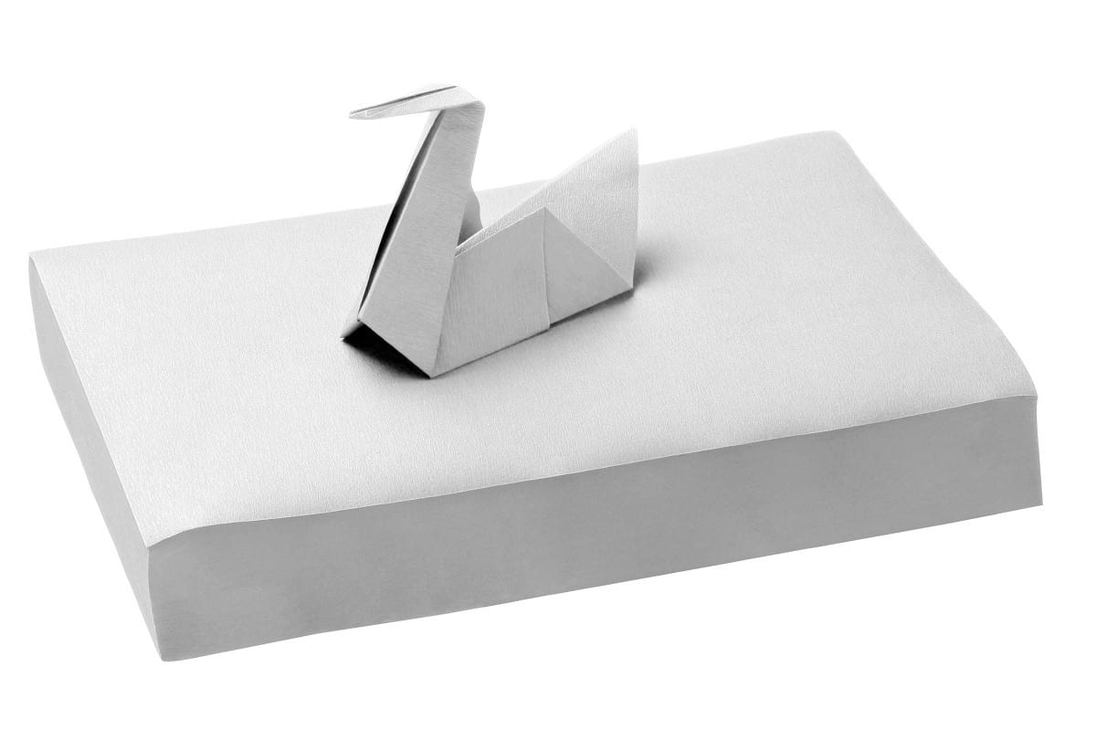 Norm Traypapier in Lila mit Origami-Schwan aufgestapelt, 18 x 28 cm.