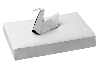 Norm Traypapier in Lila mit Origami-Schwan aufgestapelt, 18 x 28 cm.