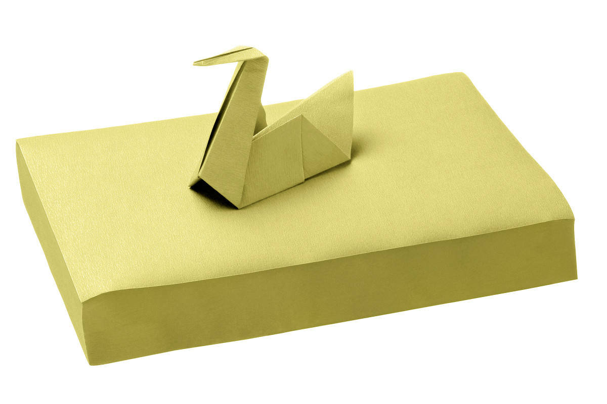 Gelbes Norm Traypapier 18 x 28 cm mit Origami-Schwan darauf.