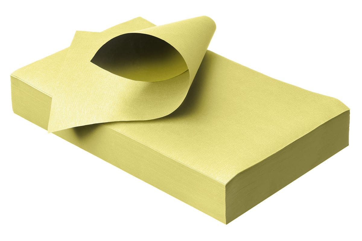 Norm Traypapier in Gelb, gestapeltes Zellstoffpapier mit umgeschlagenem Blatt, 18 x 28 cm.
