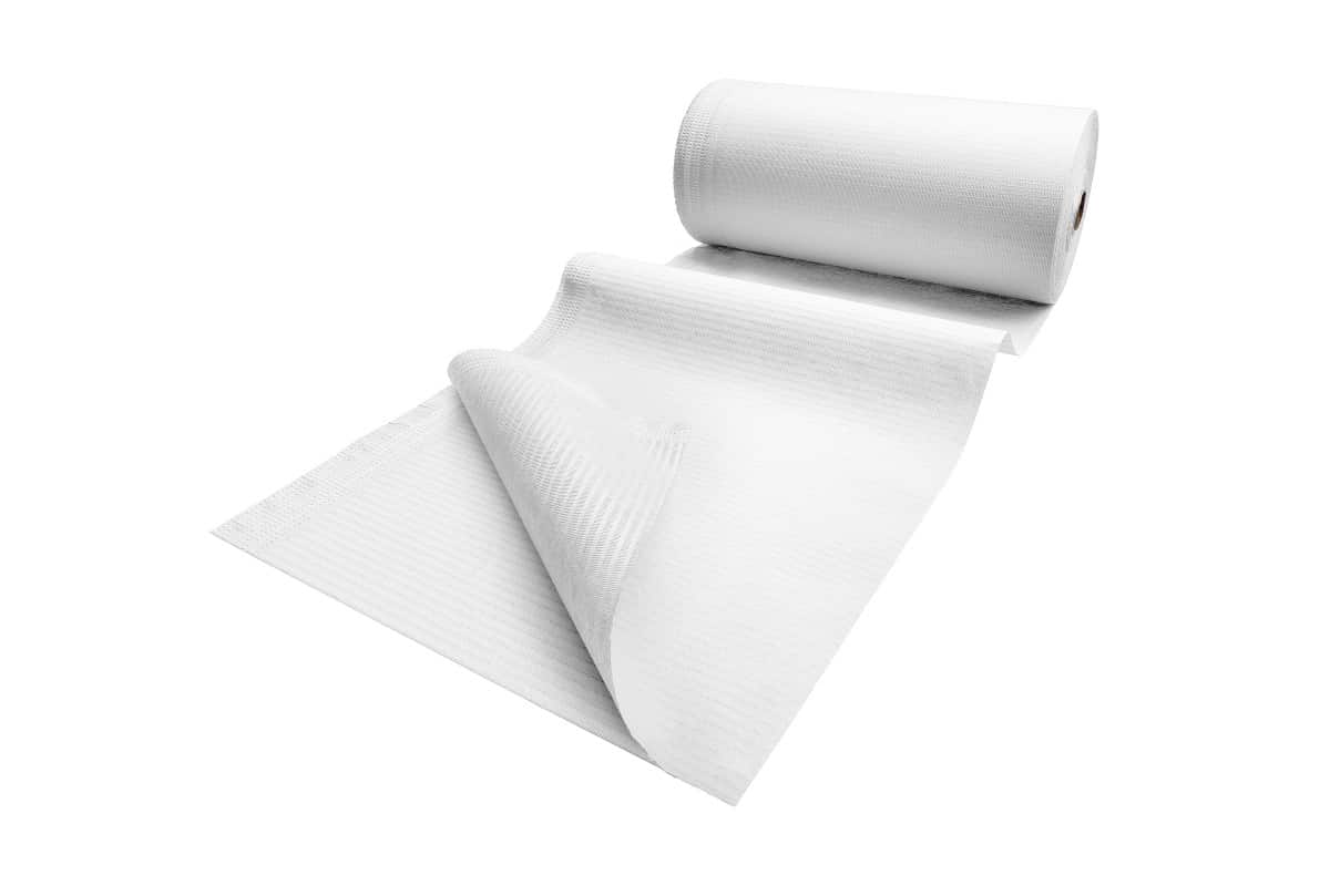 Patientenumhang aus Polyethylen, aufgerollt, in frischem Grün.