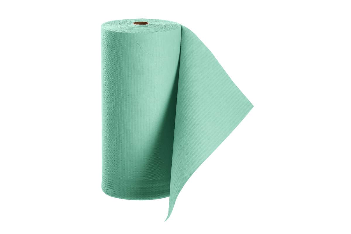 Patientenumhang aus Polyethylen in grün, aufgerollt.