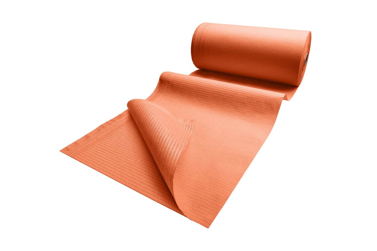 Patientenumhang aus Polyethylen in orange, ausgerollt auf weißem Hintergrund.