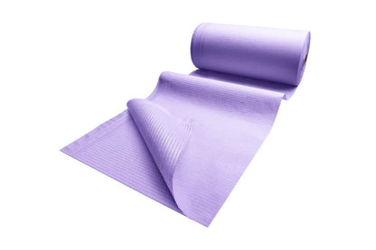 Patientenumhang aus Polyethylen in lila, teilweise abgerollt, auf weißem Hintergrund.