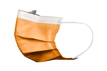 Orangefarbener 3-lagiger Mundschutz mit elastischen Bändern und Nasenbügel.
