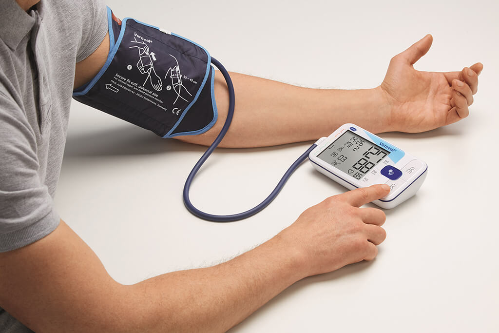 Veroval Oberarm-Blutdruckmessgerät in Anwendung am Arm mit klarer Displayanzeige.