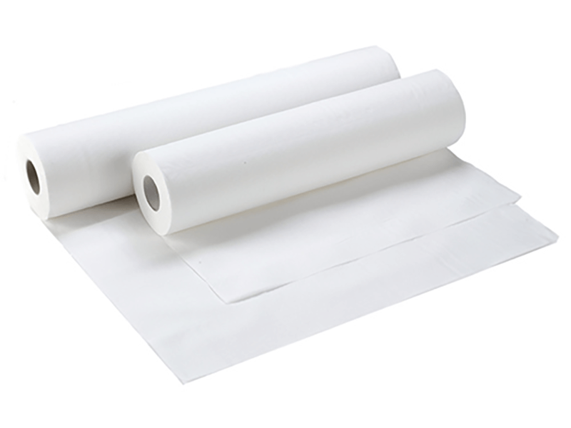 Ärzterollen aus zweilagigem Tissue-Papier, ausgerollt auf weißem Hintergrund.