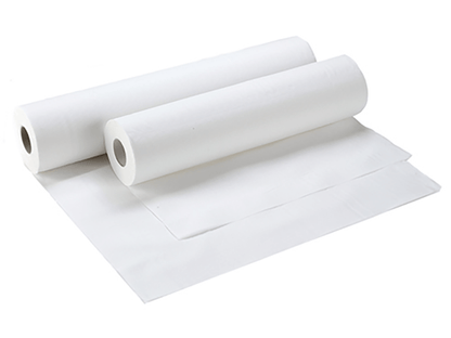 Ärzterollen aus zweilagigem Tissue-Papier, ausgerollt auf weißem Hintergrund.