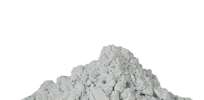 Alginatpulver mit Farbindikator in grauweißer Farbe auf weißem Hintergrund.