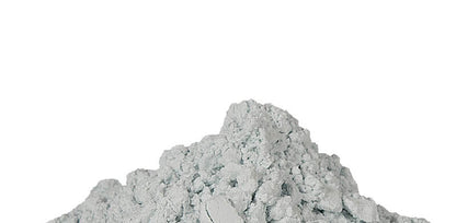 Alginatpulver mit Farbindikator in grauweißer Farbe auf weißem Hintergrund.